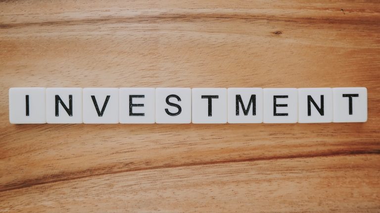 Papéis e calculadora representando investimentos no Tesouro Direto