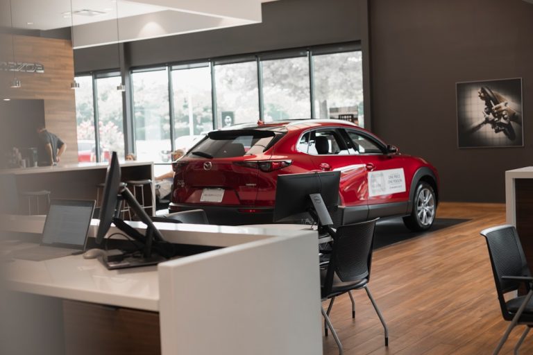 Carro em showroom representando o financiamento de veículo
