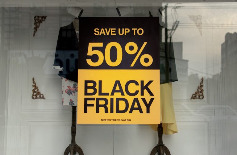 Vitrine de loja com cartaz de desconto na Black Friday