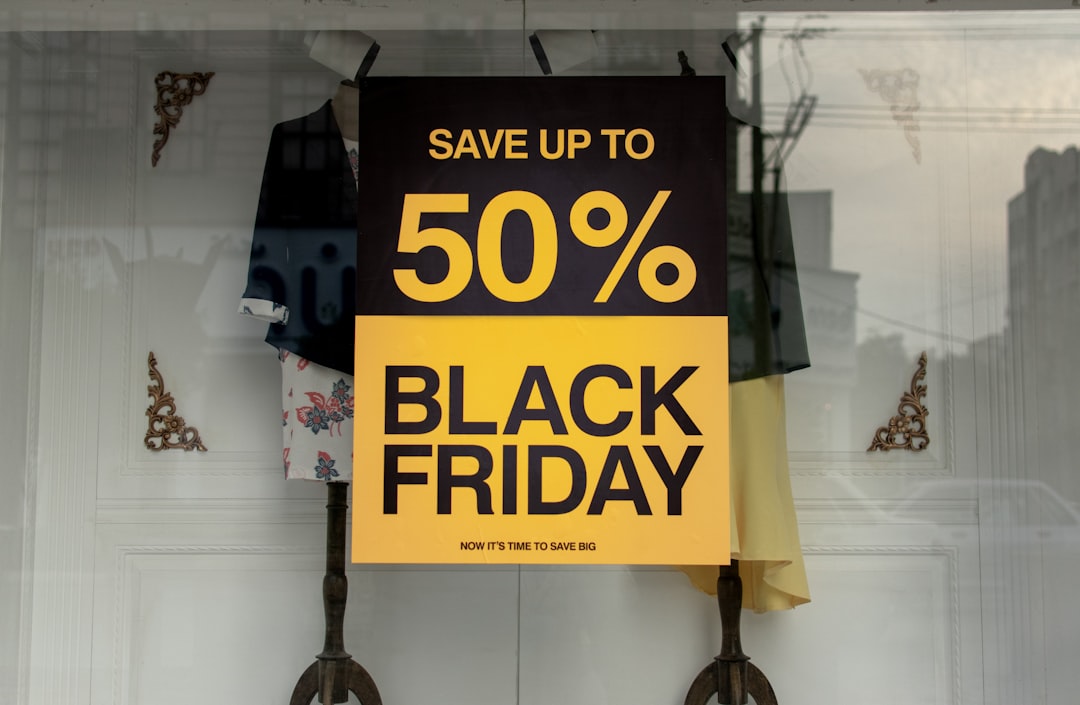 Vitrine de loja com cartaz de desconto na Black Friday