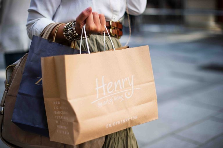 Sacola de compras representando gastos supérfluos no orçamento