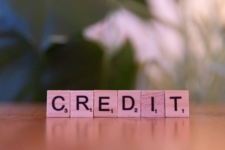 Letras formando a palavra crédito, representando o score de crédito