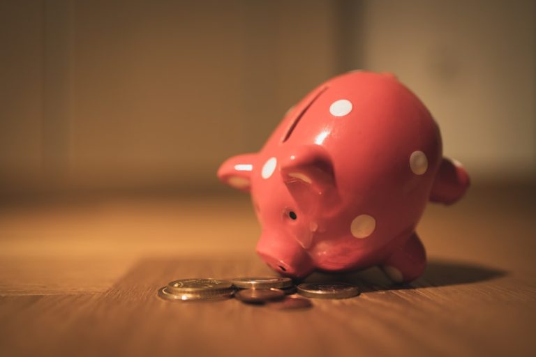 Cofrinho em formato de porco, símbolo de educação financeira para crianças