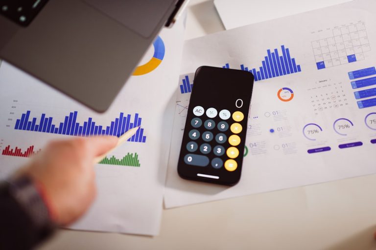 Calculadora com gráfico de gastos, representando aplicativos de controle financeiro