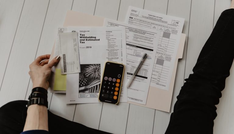 Documentos e formulários financeiros representando erros financeiros comuns